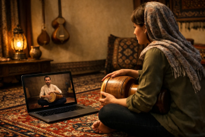 تصویر یک خانم که داره به شکل آفلاین، فیلم های آموزش تنبک سایت Dordo رو داخل لپ تاپش نگاه می کنه.