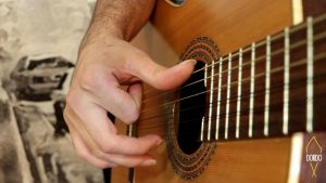 جایگیری صحیح انگشت m در پیکادوی i و a گیتار کلاسیک