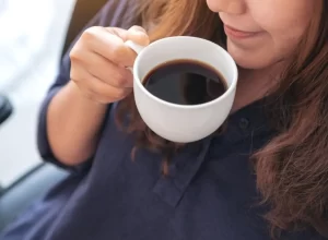 نوشیدن قهوه به زبان انگلیسی میشه: Drink coffee